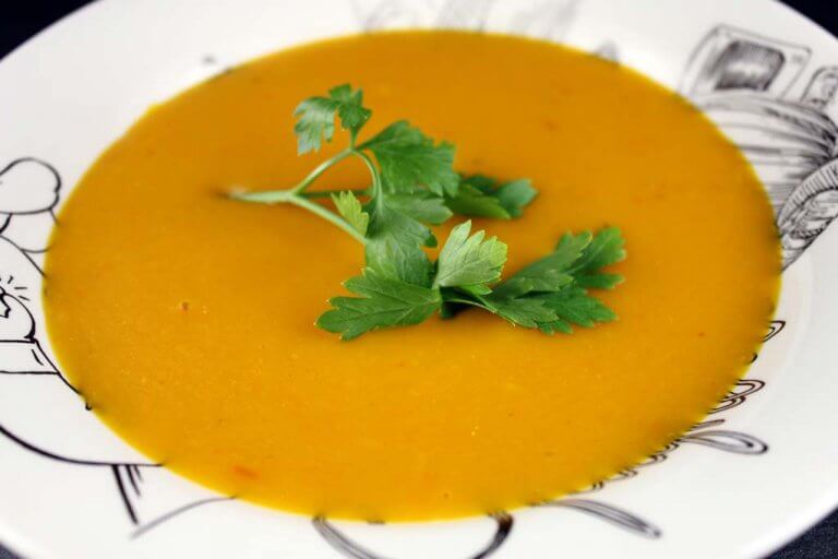 Dýňová polévka s mangem a chilli