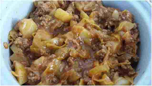 Zelný guláš nebo dušené zelí s vařenými bramborami