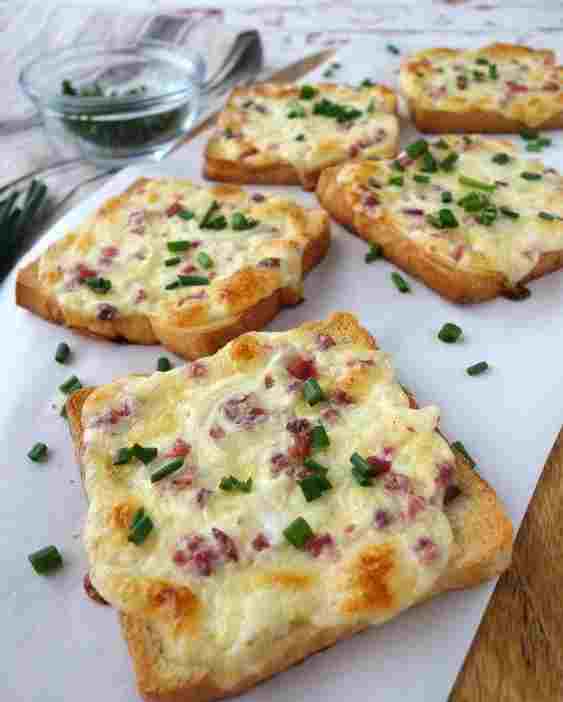 TOAST FLAMMKUCHEN SE SLANINOU A CIBULÍ