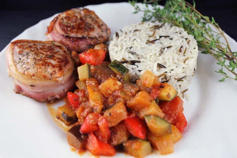Ratatouille s divokou rýží a vepřovou panenkou v slanině