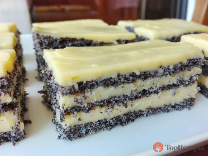 Makový řez s lahodnou žloutkovou krémou. Ideální na zimu a vánoční období.