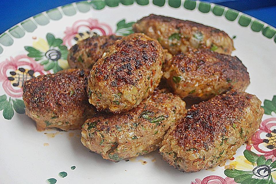 Turecké mleté závitky s okurkovým jogurtem a salátem – Prostě jen dobrou chuť