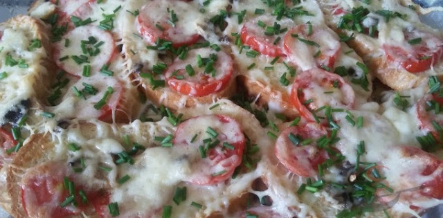 Toastový chléb se sýrem a rajčaty zapékaný se smetanovou omáčkou