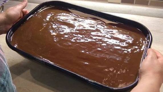 Jemný a šťavnatý čokoládový plechový koláč