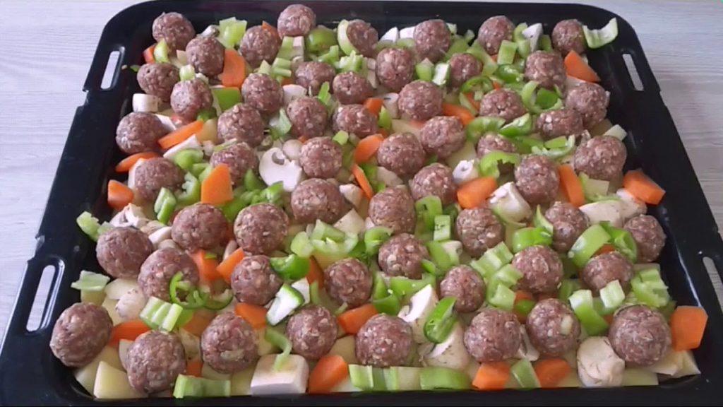 Zelenina s masovými kuličkami z trouby připravená za 15 minut!