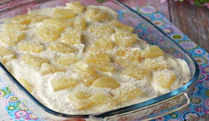 Tiramisu se šlehačkou a chutným čerstvým ananasem