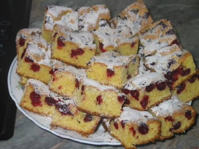 Plechový koláč s třešněmi