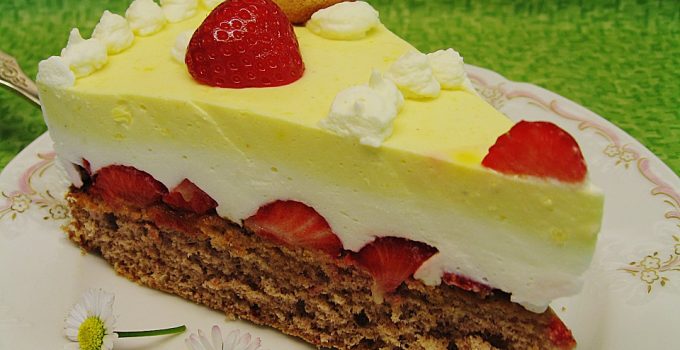 Jahodový dort (s kakaovým piškotem a jogurtem, pro kulatou formu o průměru 26 cm nebo čtvercovou formu 24 x 24 cm)