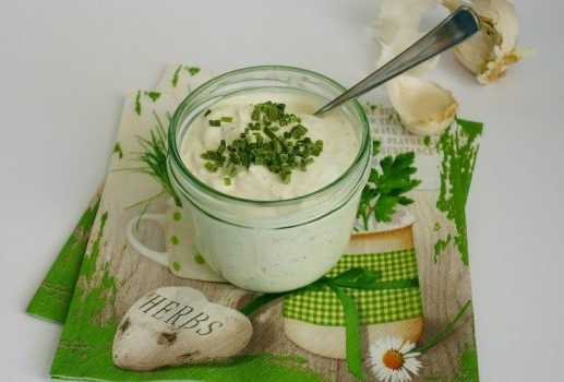 Ostrý čerstvý sýr s česnekem