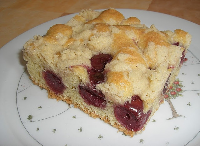 Drobenkový koláč s ovocnou náplní