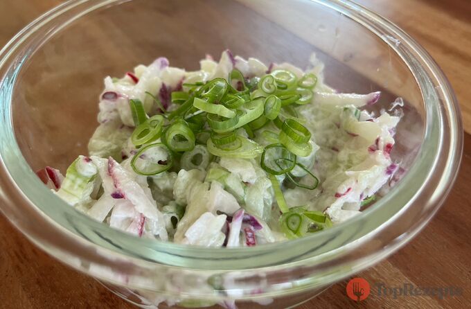 Letní okurkový salát s ředkvičkami a šalotkou se zakysanou smetanou