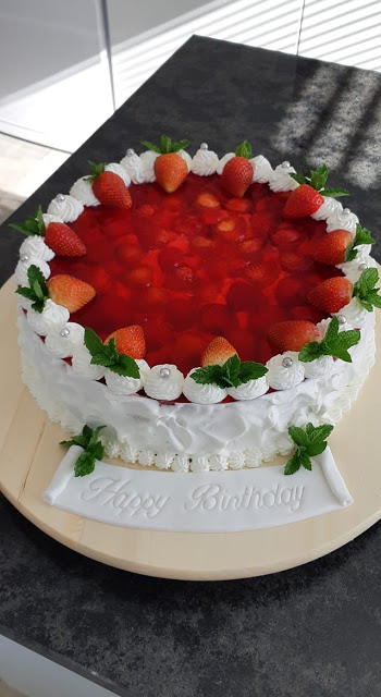 Narozeninový jahodový dort